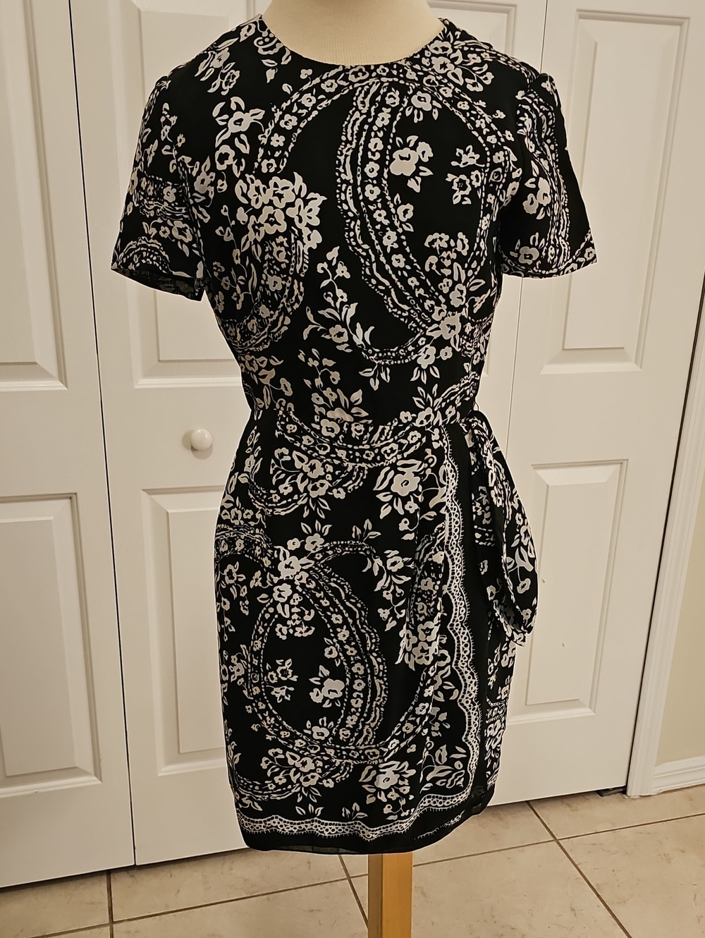 Ann Taylor Paisley Sheath Dress Womens Size 4 Black White Floral Workwear Tie